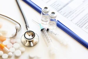 注射器、聴診器、問診用紙