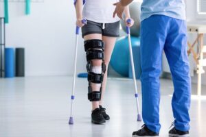リハビリ中の患者とスタッフ