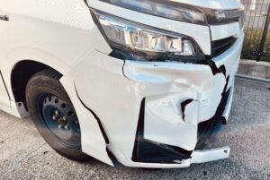 破損した車